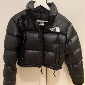 The north face jacka - Säljer min fina puffer jacka från North face, använd fåtal gånger så iprincip nyskick. Köparen står för frakt. Pris går att diskutera vid snabb affär