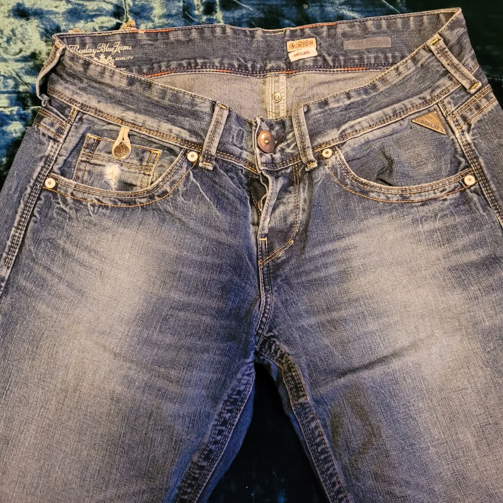 OBS - Har flera intresserade, kan dröja ett tag för svar och köp❣️ Klassiska low-waist jeans från Replay! LÅGT midjemått 87 cm. Meddela för mer info om passform/storlek <3. Jeans & Byxor.