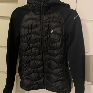 Peak Performance Jacka - Jacka från Peak i mycket bra skick, använd några gånger och den har inget hål eller liknande. Ordinarie pris är 2200kr💫 Kom med bud med rätt att neka. 