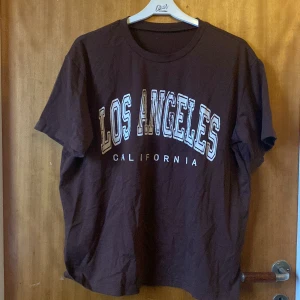 brun shirt  - säljer denna eftersom jag inte använder denna längre! använd fåtal gånger💓 bra skick💓