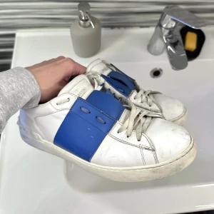 Valentino Open Sneaker - Storlek 43, skick 6/10, pris 1950kr. Inga byten
