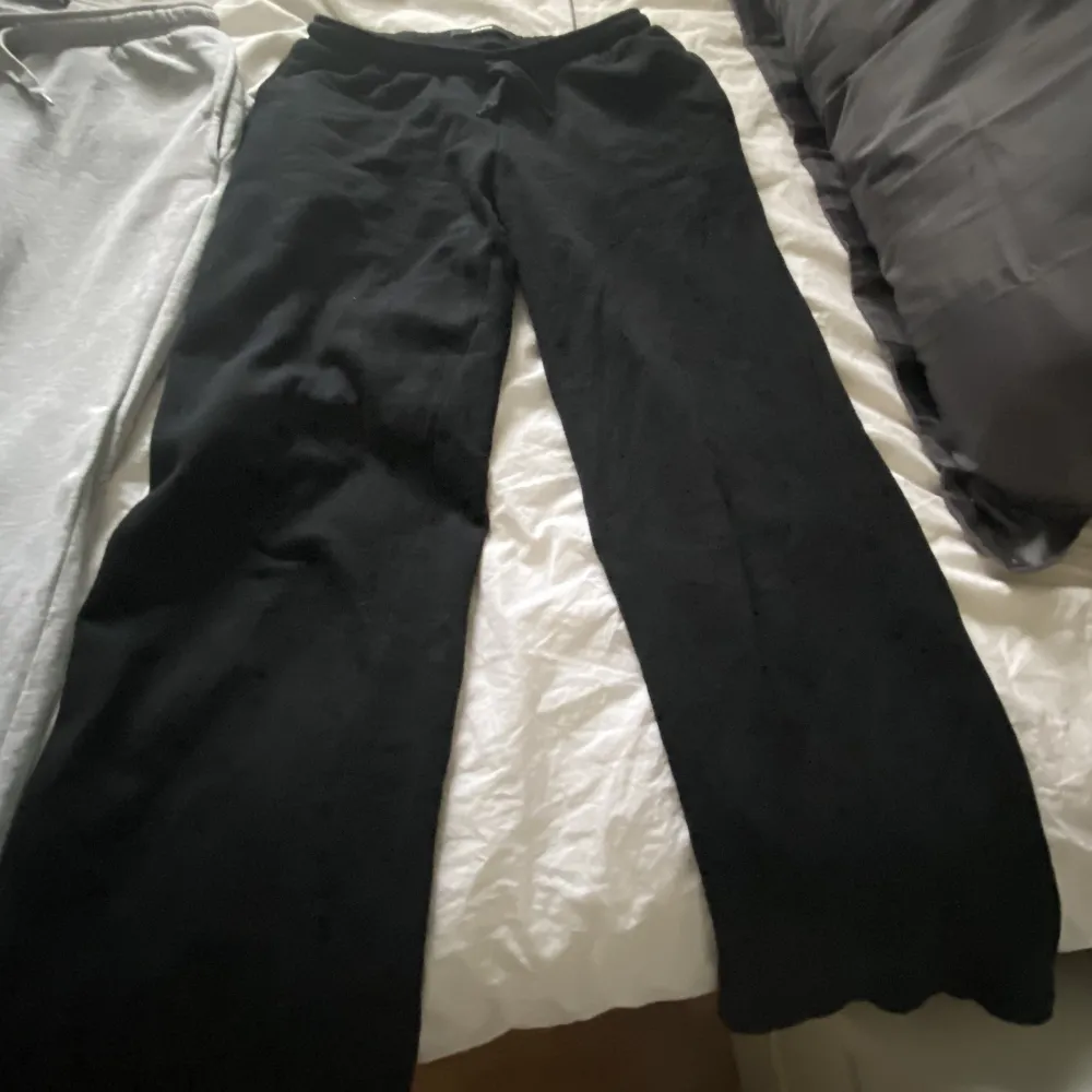 Säljer nu dessa snygga o slutsålda low waist sweatpants. Då de knappt kommer till användning. (Använda o tvättade en gång) . Jeans & Byxor.