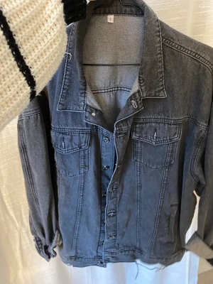 Jeans jacka  - Säljer denna snygga jeans jacka, strl L då perfekt oversize! Knappt använd köpt förra våren!