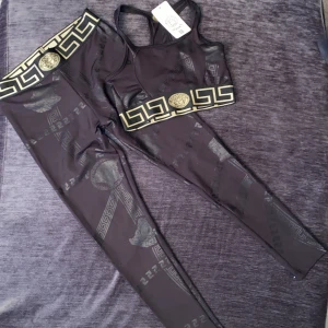 Gympakläder - Gympakläder ifrån versace i storleken S