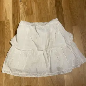 Så gullig vit kjol från Gina Tricot! Perfekt till sommaren, endast använd en gång. Storlek M!