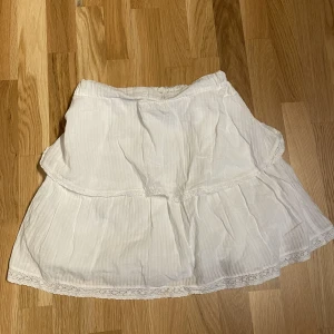 Gullig kjol - Så gullig vit kjol från Gina Tricot! Perfekt till sommaren, endast använd en gång. Storlek M!