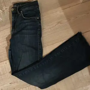 Dessa jeans är i bra skick. Jag säljer dom eftersom att dom har blivit för små. De är medel midjas och bootcut!! Original pris är ca 699kr🌟🌟 Jac står inte för frakt💕
