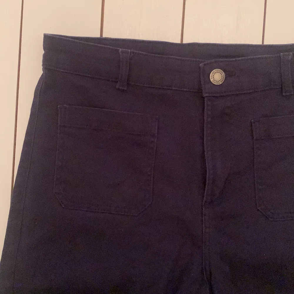Supersöta mörkblåa byxor ifrån hm . Jeans & Byxor.