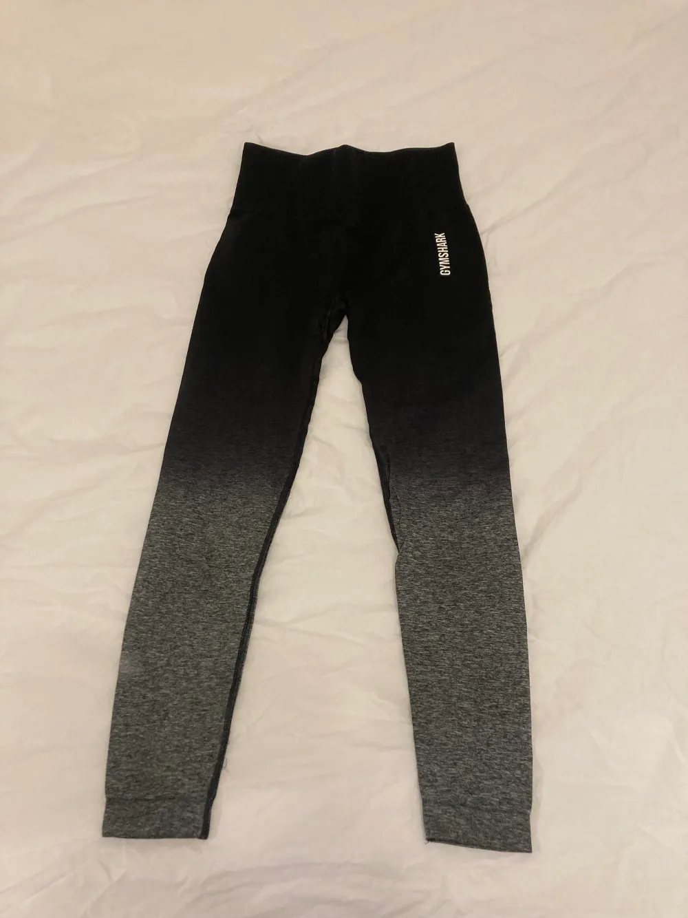 Svarta träningstights från gymshark i kollektionen ”ombre”. Använda ca 10 gånger, inget synligt slitage, nypris 600kr. Jeans & Byxor.