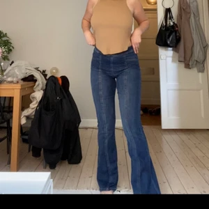 Fashion nova jeans - Jeans från fashion nova, använda ca 2-3ggr. Helt perfekt skick utom ett litet hack vid lappen. Storlek M, väldigt stretchiga och helt otoligt bekväma. Har två fickor där bak och ett resårband upptill. Långa i benen