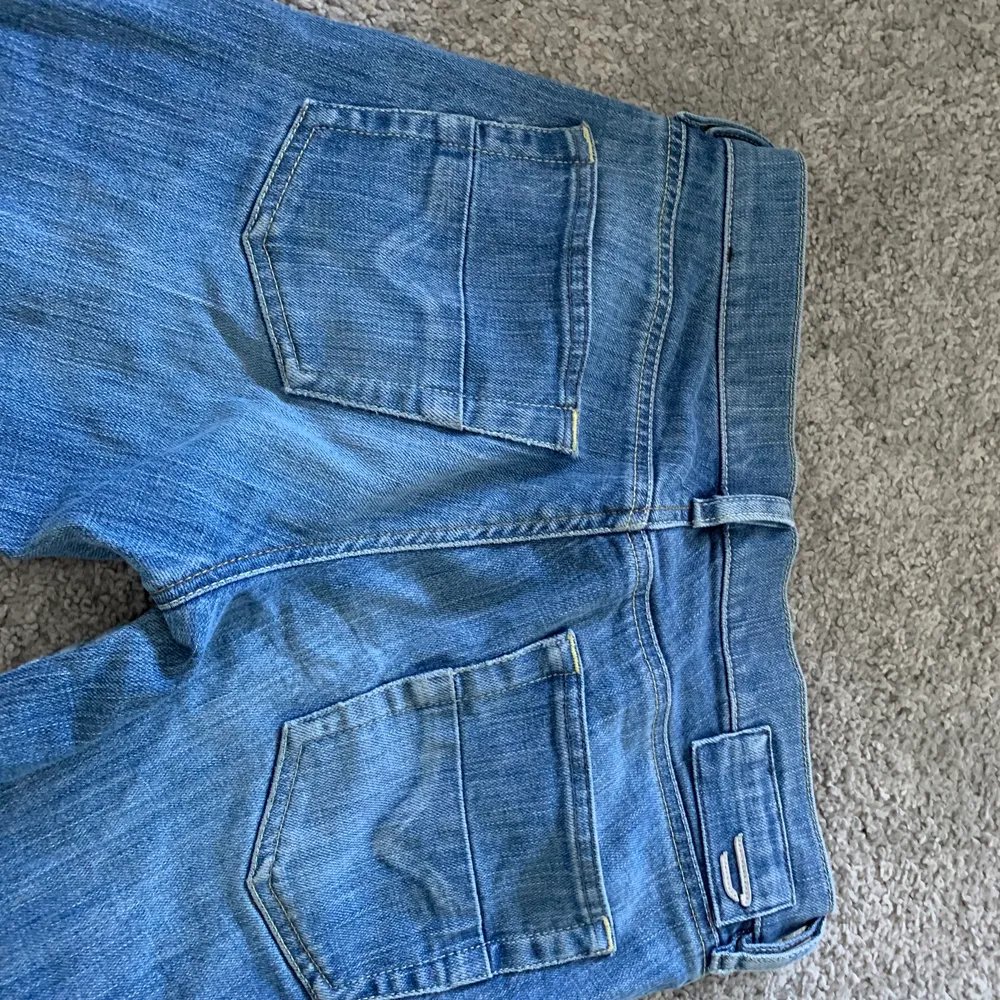 Hej måste tyvärr sälja! Köpte dem på höstlovet inte så gamla! Storlek 26 lite förstora för mig!💕 klippte jeansen lite för dem var för långa för mig💕. Jeans & Byxor.