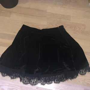 Killstar kjol - Svart killstar kjol i sammet, mönster nere på kjolen köpt på bluefox. Köpare står för frakten och står inte för postens fel:)OBS: katt i hemmet så kan förekomma katt hår men tvättas och görs fin innan leverans 