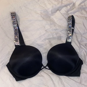 Victoria Secret  - 💙- Säljer denna nästan oanvända BH från Victoria secret, säljer då jag inte använder den. Köpt i butiken i Stockholm i December för 1250kr. Använd Max 3 gånger och inga defekter, ser ut som ny! Storleken är B75 och BHn har en PushUp som är superbekväm och snygg! REGLERBARA BAND!   Hör av dig för fler frågor eller bilder💕