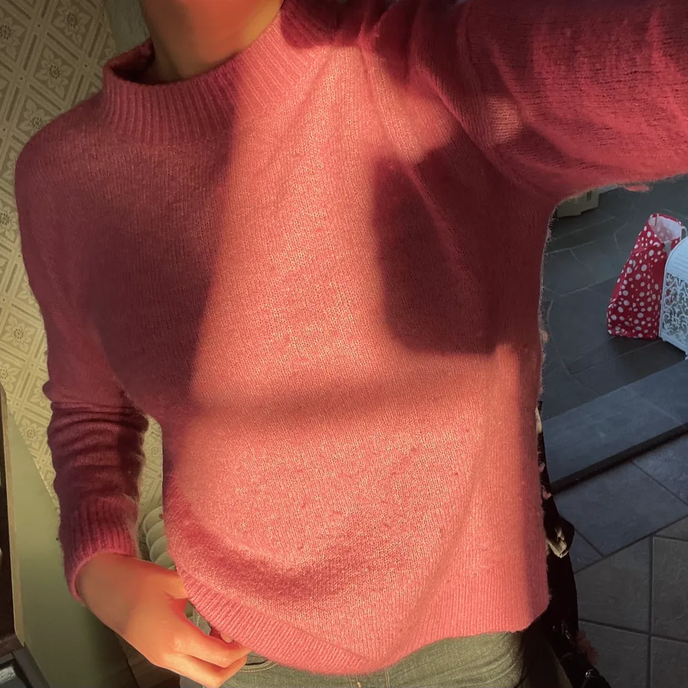 En super härlig fin rosafärgad stickad tröja köpt från Carlings 2019 i storlek XS från märket ”Stay”          Nypris 400 kr. Jätte fin tröja, modell och färg, verkligen! Men den kommer tyvärr inte till användning.💞. Stickat.
