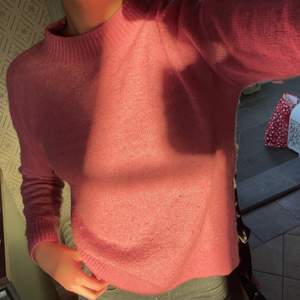En super härlig fin rosafärgad stickad tröja köpt från Carlings 2019 i storlek XS från märket ”Stay”          Nypris 400 kr. Jätte fin tröja, modell och färg, verkligen! Men den kommer tyvärr inte till användning.💞