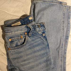 Äkta levis jeans storlek 26. Perfekt i längden på mig som är 163cm lång. Ljusblåa, knappt använda. Köpte för cirka ett år sedan och har inte använt de mycket alls. Köpte för 1200kr säljer för 550kr ❤️ Köparen står för frakt!😊
