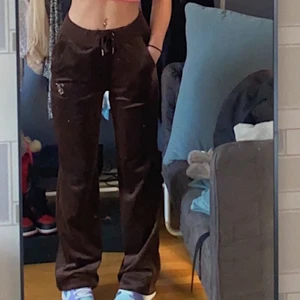 Juicy couture - Säljer nu mina bruna juicy byxor! Storlek Xs men skulle säga att de känns som en S. Passar både för storlek Xs och S. Inte använda mycket, köpte nya för någon månad sedan. 600 kr börjar bud på och 650 så får ni garanterat dem. Hör av er om ni är intresserade. Ni står för frakt.😊💕