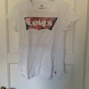 Levis t-shirt - Blommig Levis t-shirt. Knappt använd.  Storlek M men passar Xs-M då jag är Xs-S 🤍