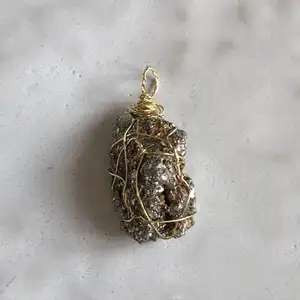Handgjort wire wrapped hänge med pyrit kluster ⭐️ betalning via swish 🥰