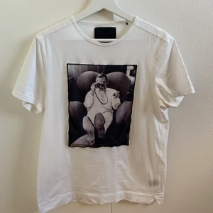 Limitato t shirt - T shirt från limitato. Skick 7.5/10. Nypris cirka 1800. Priset går att diskutera! Kika gärna in mina andra limitato tröjor så löser vi ett paketpris 🤝😊