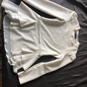 Tröja med volang - Vit söt tröja med volang och markerad midja