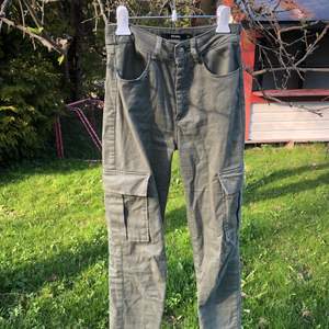Cargo jeans från BikBok. En av mina favoritbyxor men kan tyvärr inte använda längre då de är för små. Sitter tajt på✨