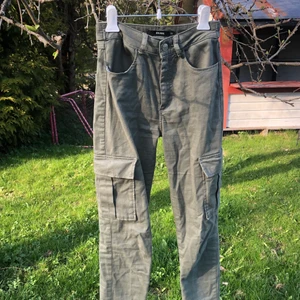 Cargo Jeans - Cargo jeans från BikBok. En av mina favoritbyxor men kan tyvärr inte använda längre då de är för små. Sitter tajt på✨