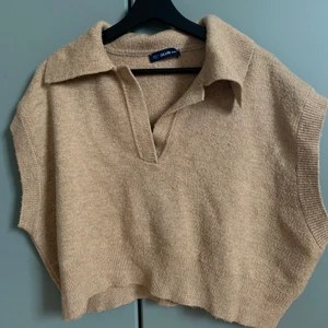 Stickad topp - Säljer denna stickade topp från Chiquelle som är så otroligt fin på sommaren! Den passar till mycket och är väldigt mjuk och skön. 