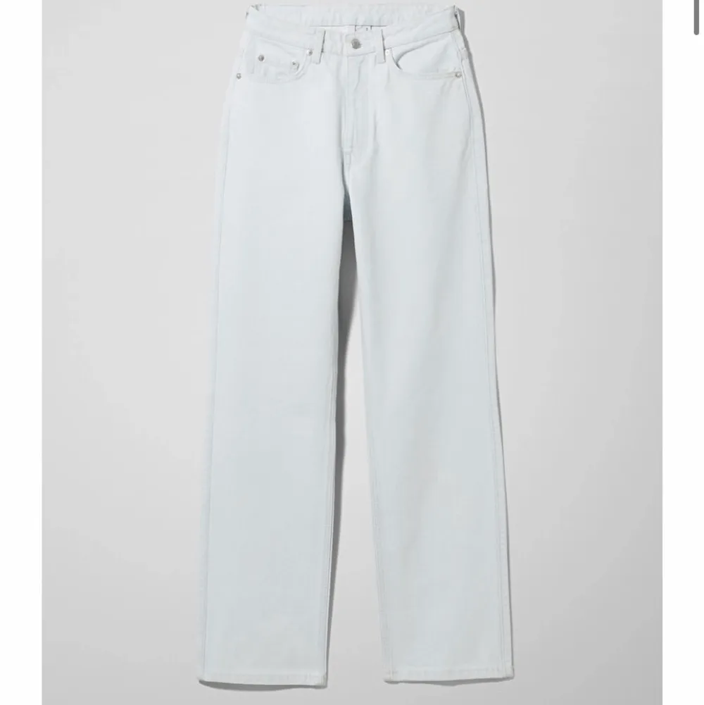 Snygga weekday jeans straight bleached, använda fåtal gånger💗storlek 30x30💗jag är 167💗slutsålda på hemsidan. köparen står för frakten. Jeans & Byxor.