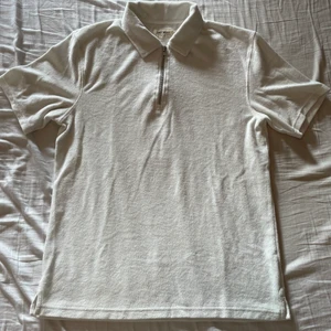 Frotté pike med half zip - Riktigt fräsch sommar pike i frotté matrial. Använd några gånger skick 8/10, kontakta mig för fler bilder!