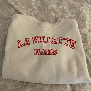 Vit tröja - Köpte denna tröja på h&m men den har knappt kommit till användning :( Storlek XS men skulle säga att den passar XS-M. Sjukt skön osv. Skriv till mig vid frågor och köparen står för frakten ❤️❤️