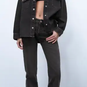 Svarta jeans från Zara, strl 40. Jag är 177 :) Använda fåtal gånger. Köpare står för ev. frakt! 
