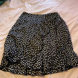 Kjol - Helt oanvänd kjol från SHEIN, superfint skick, säljes pga inte min stil 🫶🏻