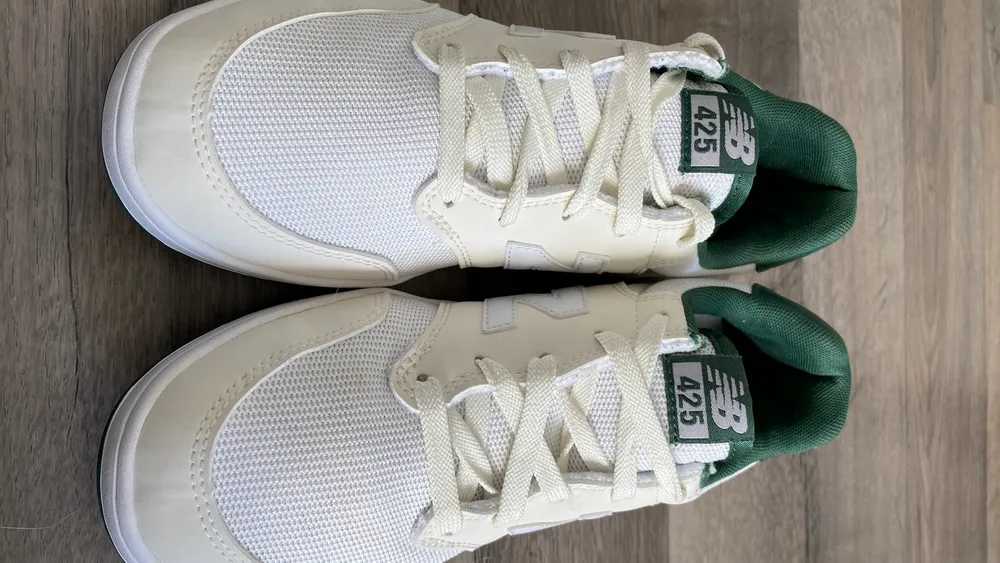 Superfina vita New Balance 425 sneakers vita med gröna detaljer i storlek 40,5. Skon är typ unisex. Som nya! . Skor.