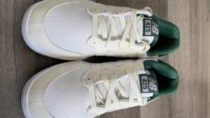 Superfina vita New Balance 425 sneakers vita med gröna detaljer i storlek 40,5. Skon är typ unisex. Som nya! 
