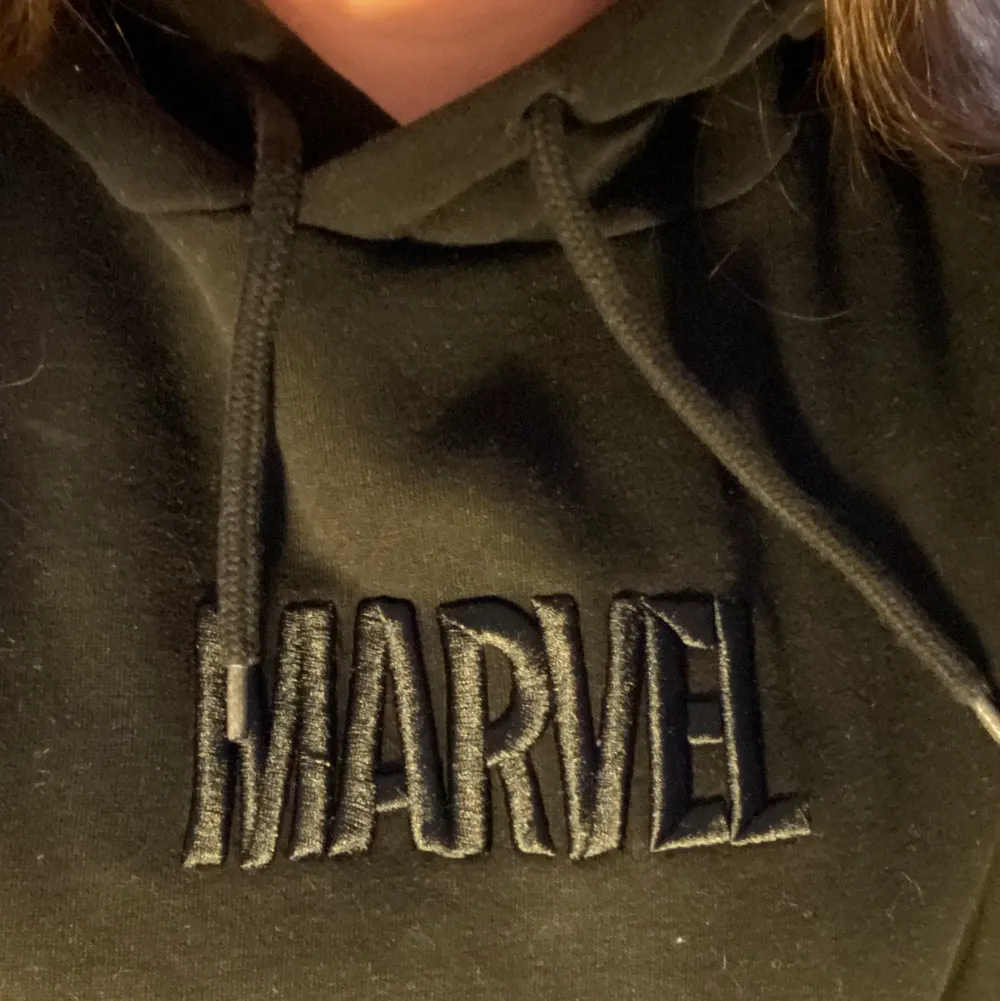 Marvel hoodie i bra kvalitet, köpt i officiell disney affär. Använd men i bra skick. Köpare står för frakt 🌻. Hoodies.
