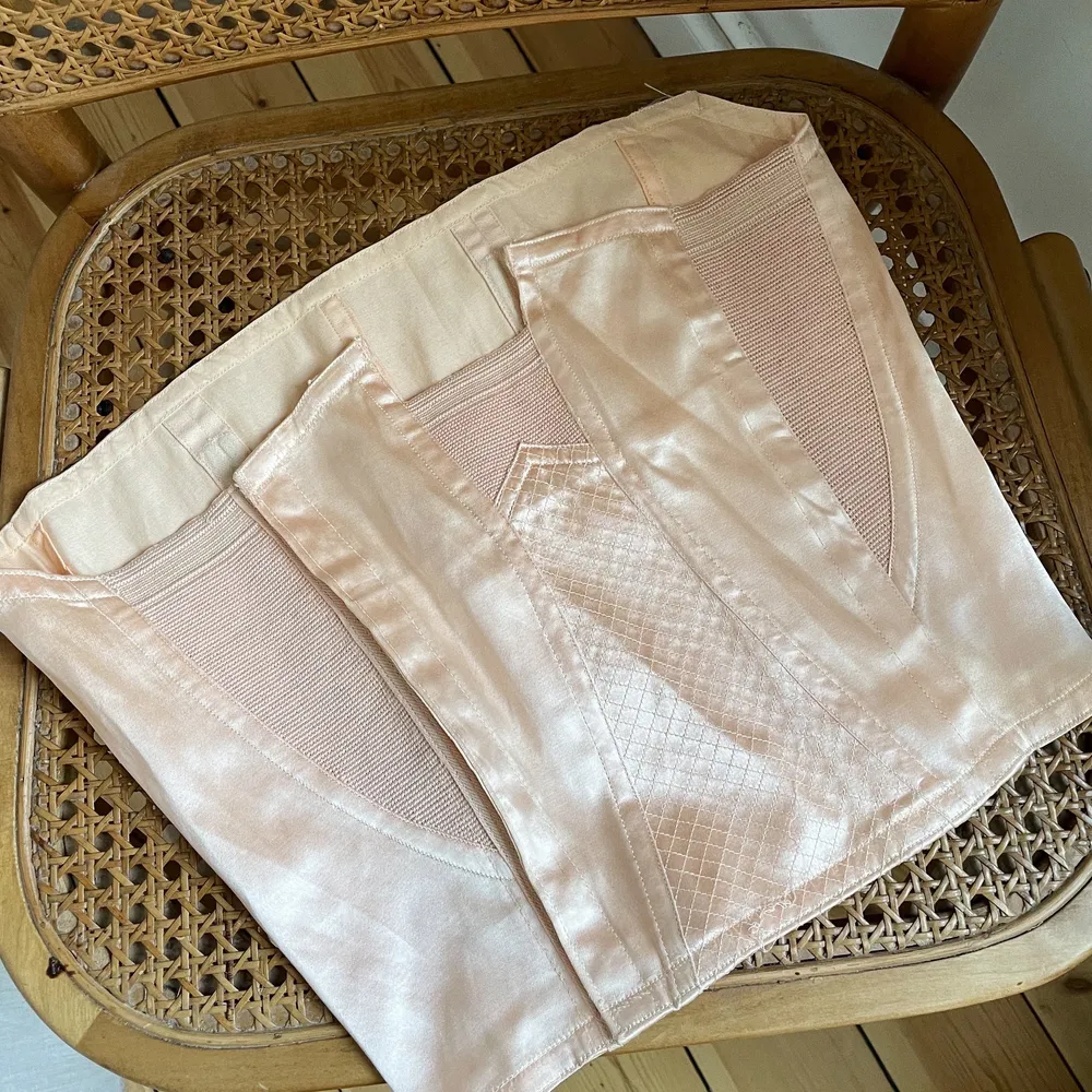 Delicate vintage with beautiful classical details. This item I bought from a vintage store in Paris, originally used as a corset but is lovely as a top! It runs small in the waist. Coulour: Salmon Size: EXTRA SMALL/ SMALLER SMALL. Toppar.