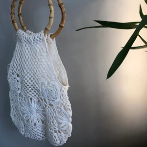 Väska🌸 - Fin virkad väska med bambu handtag. Med ett stort fack och ett litet innerfack💕