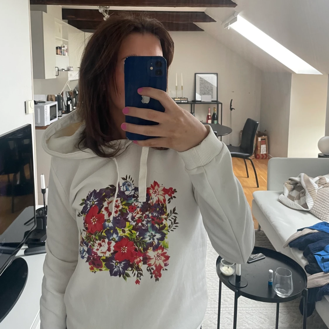 Vit hoddie med tryck - 90