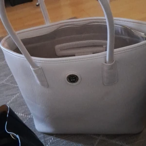 M.K väska, WERA, Donna Donna väska NYA - Allting nytt med kvitton väskan har certifikat dessutom. Kom med bud, rikpris wera 1100kr nypris, MK 5999kr nypris Donna Donna 1599 nypris