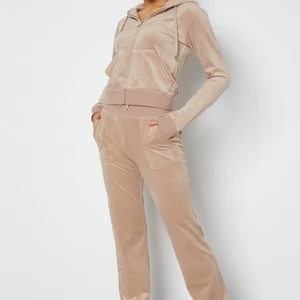 Beige juicy set - Säljer mitt beiga juice set, byxorna är använda ca 5ggr och tröjan endast 1 gång ! Båda delarna är i strlk S<3 först till kvarn som gäller 💕💕