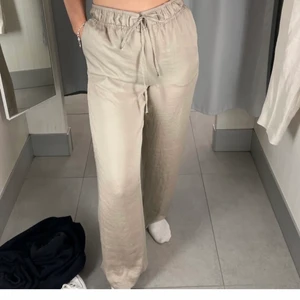 Linnebyxor - Säljer dessa slutsålda byxor från H&M. Satin material. Inte använda! 