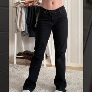 Jeans - Jätte fina jeans i svart med jätte snygga vit guldiga sömmar. Säljer då det är väldigt stora på mig både i längden och midjan. Bar skick men är köpta på secondhand original så vet ej hur många gånger de är använda.