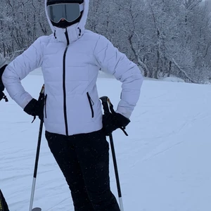 Vit mckinley skidjacka - Varm skidjacka som håller värmen bra i backen. Använd en skidsäsong.