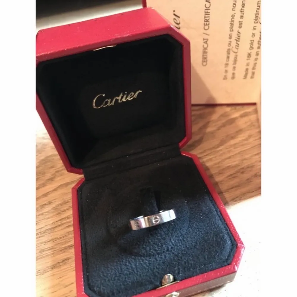 Cartier love ring, säljes med äkthetsbevis samt box. Fint skick!. Accessoarer.