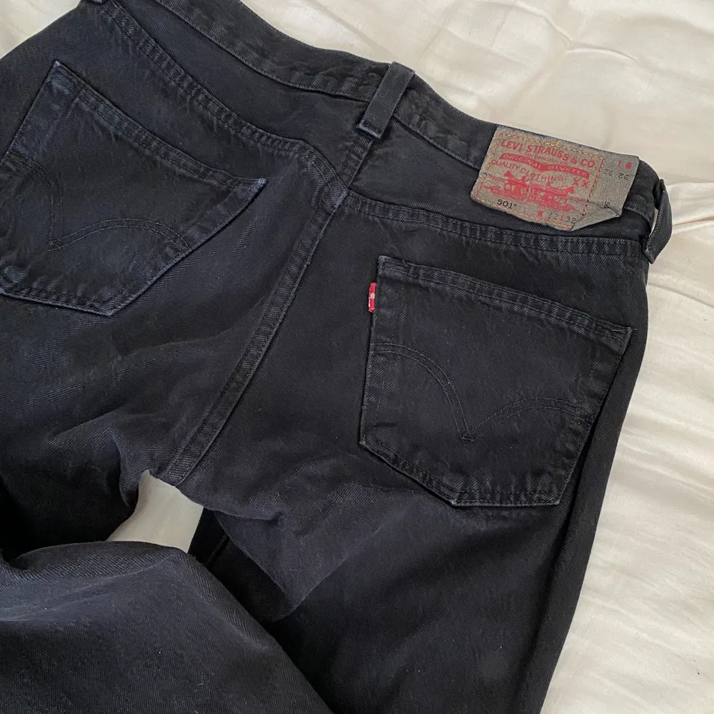 Säljer mina svart Levis jeans, modell 501 vilket är en straight fit, sååå snygga men tyvärr för små för mig nu, storlek 32 i både midja och längd men de är ”stela” så passar mindre, tror att de är herrmodell men så fina på alla 😍. Jeans & Byxor.