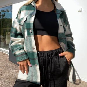 Zara jacka  - Så fin jacka från Zara som jag knappt använt! Perfekt nu till vår eller höst. Sparsamt använd och mycket fint skick!! Oversized fit. Strl. S