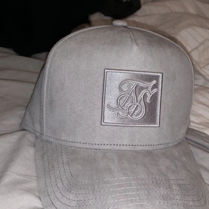 Keps - Säljer min helt fräscha keps och som helt ny och fläckfri. Säljer den pågrund av mina så många kepsar behöver bli av med några. 100% polyester 