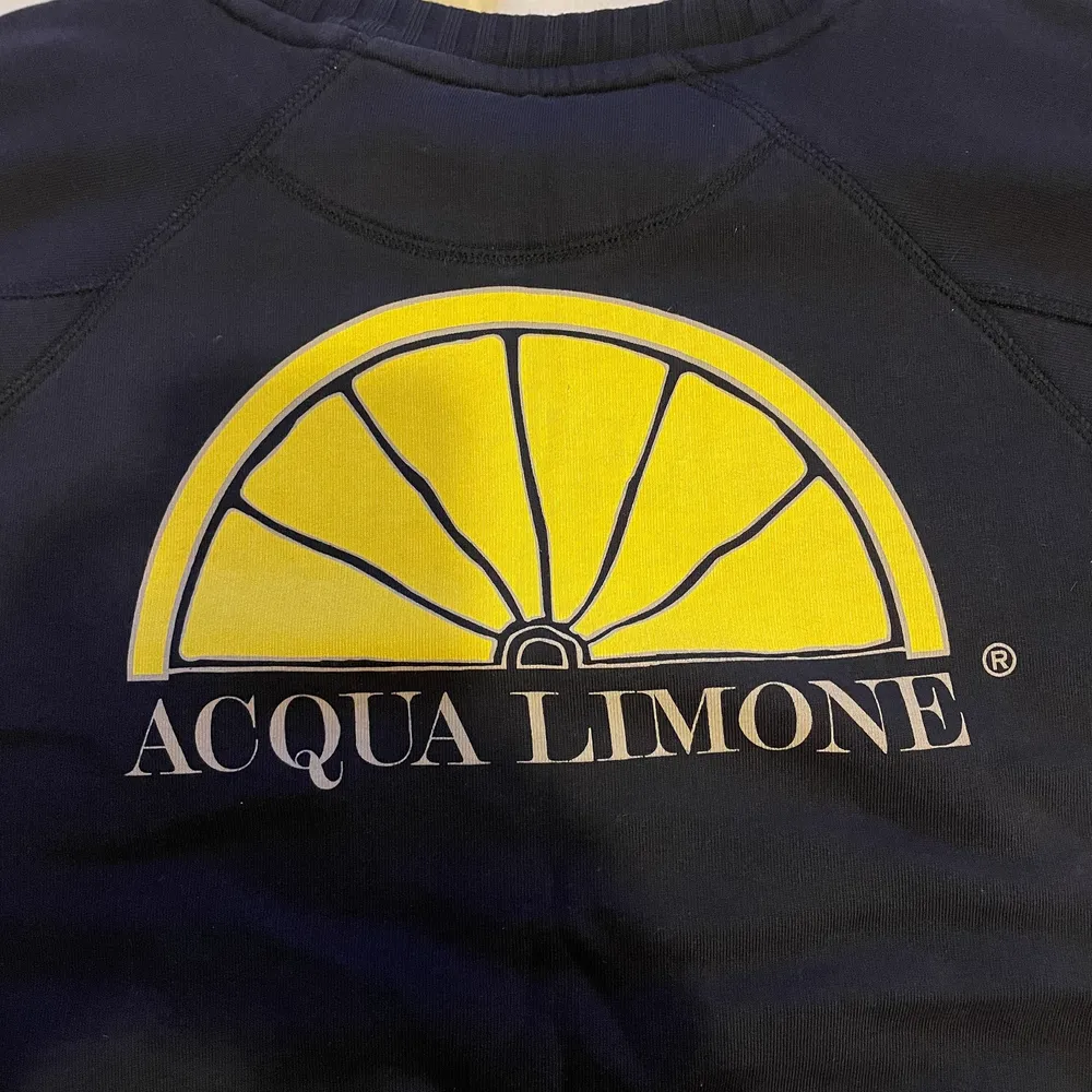 Mörkblå Acqua Limone tröja storlek XS, använd ett fåtal gånger men är i bra skick! Nypris 999 kr, säljer för 350kr (exklusive frakt)🤗. Tröjor & Koftor.
