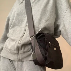 Väska - En axelremsväska, jätte rymlig och har flera fack. Tre med dragkedja och några andra mindre, plus en ”krok” (sista bilden) som man kan sätta nycklar eller annat på.